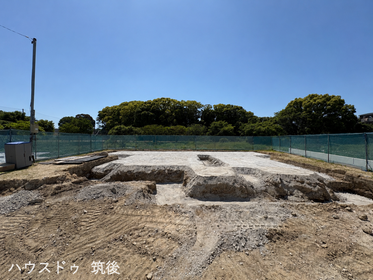 現地はただいま基礎工事中。青空が広がる明るい敷地で、緑豊かな環境に囲まれた平屋の土台が作られています。パースと合わせてご覧いただくことで、完成時の暮らしのイメージがより一層膨らむはずです。