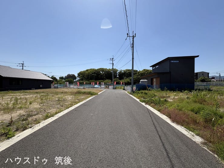 前面道路は幅員約6.0mを確保しており、見通しも良くお車の出し入れや対向車とのすれ違いもスムーズに行えます。新しくきれいに舗装された道路で、小さなお子様がいるご家庭も歩きやすく安心です。