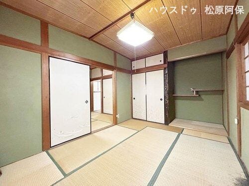 お子様のお昼寝スペースや遊び場、家事の合間の休憩スポットとしてもマルチに大活躍する便利な一室です。