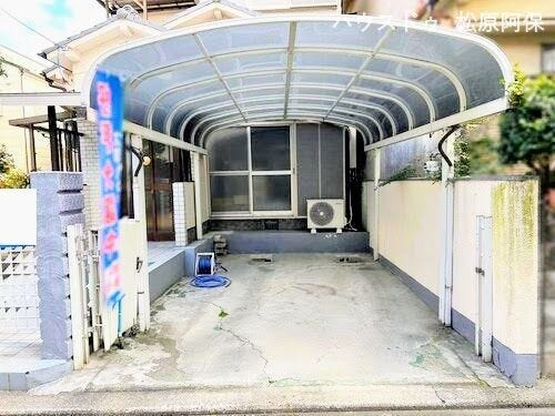コンクリートが綺麗に施工されたフラットな駐車場。並列で駐車がしやすく、前面道路からの見通しも良いため、毎日の車の出し入れがストレスフリーに行えます。