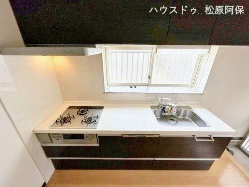 調理中もリビングを見渡せる対面式のシステムキッチン。収納力のあるスライドキャビネット仕様です。