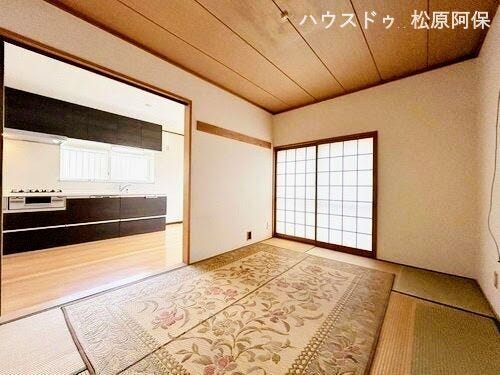 優しい木目調のフローリングに陽光が心地よく広がるリビング。どんなインテリアにも合わせやすいナチュラルモダンな空間です。