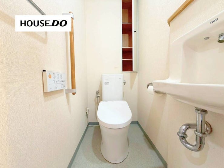 清潔感のあるトイレ空間で毎日気持ちよく使える設計、温水洗浄便座付きで快適性も向上、手すり付きで小さなお子様やご年配の方にも安心、収納棚付きでペーパー類もすっきり整理、来客時も好印象な空間です