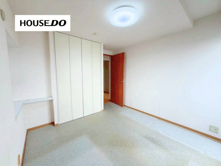 シンプルで使いやすい洋室はどんな家具にも合わせやすく自由度の高い空間、収納付きでお部屋をすっきり保てる設計、寝室や子ども部屋、在宅ワークスペースとしても活用できる万能な一部屋です