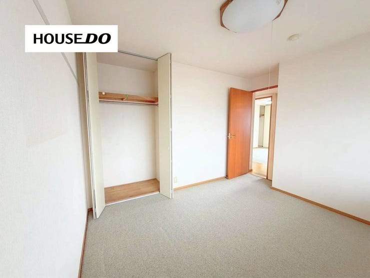 収納付きでお部屋をすっきり保てる使い勝手の良い洋室、シンプルな間取りで家具配置もしやすく自由度の高い空間、寝室や子ども部屋にも最適、リビングとの動線も良く日々の生活がスムーズに整う一部屋です