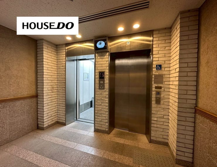 エレベーター二基設置で朝の通勤時間帯もスムーズに移動可能、待ち時間のストレスを軽減できる快適な共用設備、管理の行き届いた清潔感ある空間で安心感あり、毎日の暮らしを支える便利な住環境です