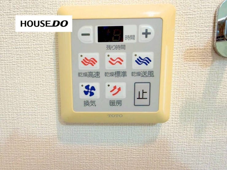 浴室乾燥機付きで雨の日でも洗濯物をしっかり乾かせる便利な設備、換気機能でカビ対策にも効果的、暖房機能付きで冬場の入浴も快適にサポート、日々の家事負担を軽減してくれる嬉しいポイントです