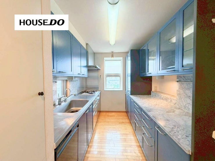 両側に収納を備えた使い勝手の良いキッチンで家事効率アップ、作業スペースも広く同時調理もしやすい設計、窓付きで換気もでき清潔感を保ちやすい環境、収納力と機能性を兼ね備えた快適なキッチンです