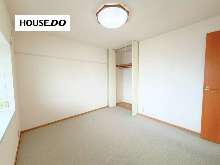 シンプルで使いやすい洋室は家具配置の自由度が高く理想の空間づくりが可能、収納付きでお部屋をすっきり保てる設計、寝室や子ども部屋にも最適、落ち着いた雰囲気でゆったり過ごせる快適な一部屋です