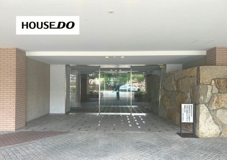 オートロック付きエントランスで安心のセキュリティ体制、来訪者をしっかり確認できる設計で防犯面も安心、重厚感ある外観と清潔感ある共用部が魅力、住まう方の安心と快適な暮らしを支える環境です