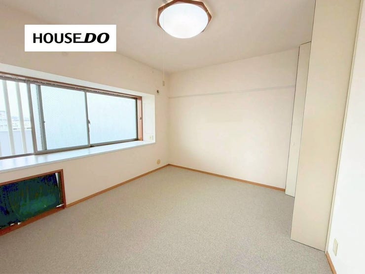 大きな窓からやわらかな光が差し込む明るい洋室、ゆとりある広さでベッドやデスクもゆったり配置可能、収納付きでお部屋をすっきり保てる設計、在宅ワークや子ども部屋にも最適な使い勝手の良い空間です