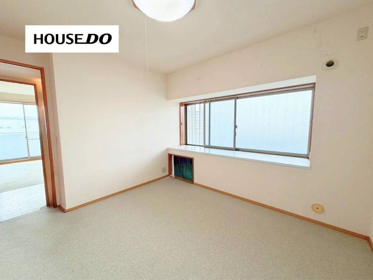 南向きの明るい居室にワイド窓から陽光が差し込む開放的な住まい、隣室とつなげて広く使える柔軟な間取りで家族構成にも対応、収納付きで室内もスッキリ、バルコニーに面し通風良好、内覧予約受付中です