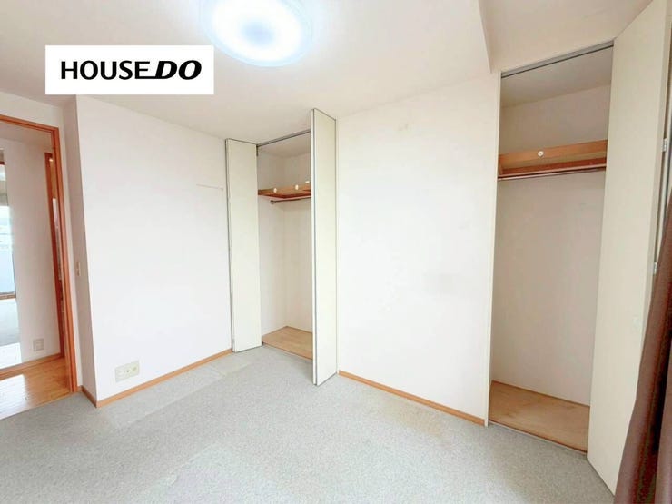収納が2ヶ所に分かれた便利な洋室で衣類や荷物を用途別に整理可能、室内を広く使える設計でベッドや家具配置も自由度◎、シンプルで使いやすい空間は子ども部屋や寝室にもぴったりな一部屋です