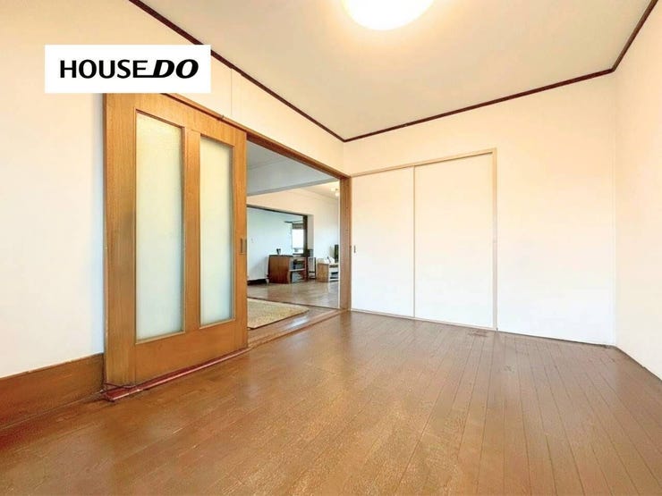収納付きでお部屋をすっきり保てる洋室。隣室とつなげて広く使える可変性のある間取りで開放感も◎ライフスタイルに合わせて使い分けできる、使い勝手の良い空間です。