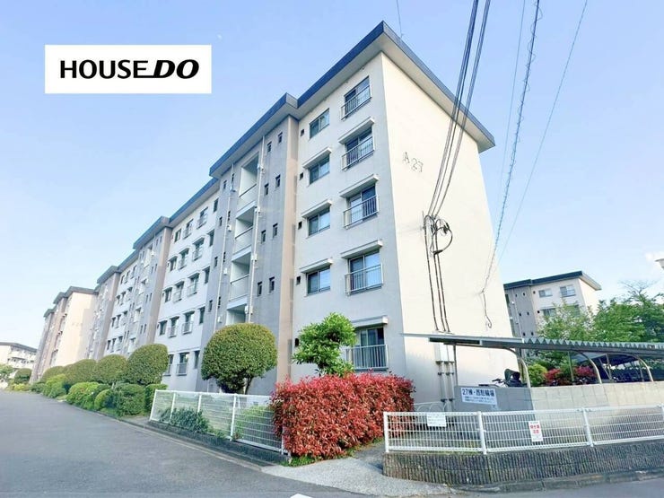 緑豊かな住環境に佇む団地マンション。敷地内ゆとりある配置で開放感良好◎周辺は閑静な住宅街で子育て世帯にもおすすめ。スーパーや公園も徒歩圏で毎日の暮らしが快適に整います。日当たり良好で明るい住まいです。
