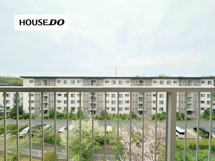 前面棟との距離があり開放感のある眺望。敷地内の緑も感じられ、四季の移ろいを楽しめるロケーション◎辯天花火も望める特別なロケーションで、ご自宅にいながら贅沢な時間を楽しめます♪