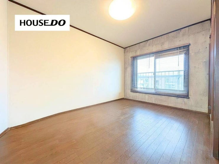 大きな窓から光が差し込む明るい洋室。シンプルで使いやすい間取りは家具配置もしやすく、主寝室や子ども部屋など幅広く活用可能◎快適に過ごせる落ち着いた空間です。