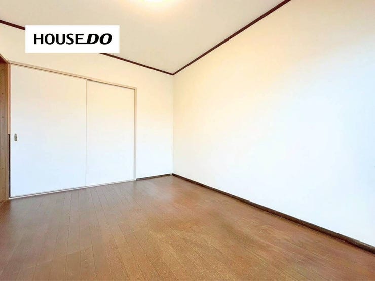 収納付きでお部屋をすっきり保てる洋室。シンプルで使いやすい間取りは家具配置もしやすく、寝室や子ども部屋など幅広く活用可能◎快適に過ごせる落ち着いた空間です。