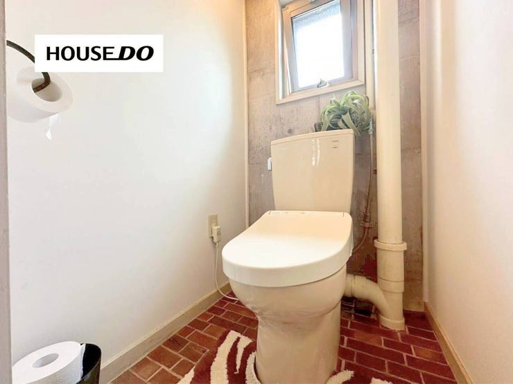 窓付きで換気良好なトイレ空間。リフォームによりゆとりある広さを確保し、圧迫感なく快適に使用可能◎明るく清潔感のある空間で毎日気持ちよく使えるのも魅力です。