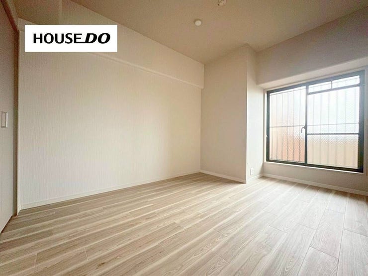 大きな窓から光が差し込む、明るく開放的なお部屋。ベッドやデスクも配置しやすく、主寝室にもおすすめです。