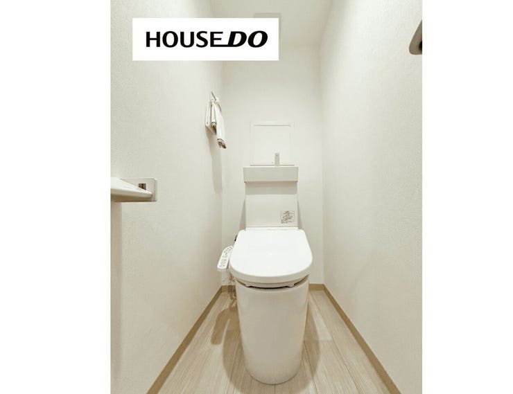 シンプルで清潔感のあるトイレ空間。毎日気持ちよく使えるよう整えられています。