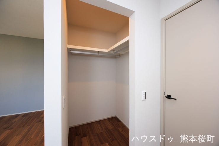 ■2階8.0帖洋室WIC■衣類から小物まで一ヶ所に集約。整理整頓がしやすく、毎日のコーディネートが楽しくなるゆとりの収納です。