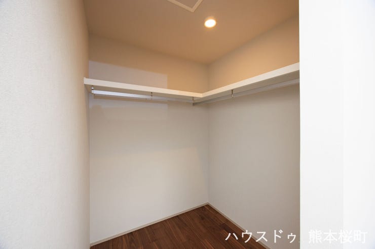 ■2階6.0帖洋室WIC①■衣類から小物まで一ヶ所に集約。整理整頓がしやすく、毎日のコーディネートが楽しくなるゆとりの収納です。