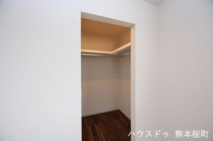 ■2階6.0帖洋室WIC②■衣類から小物まで一ヶ所に集約。整理整頓がしやすく、毎日のコーディネートが楽しくなるゆとりの収納です。