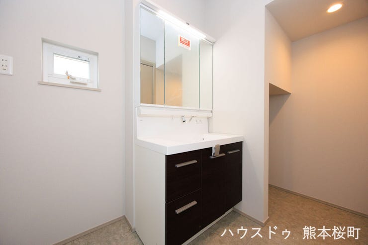 ■清々しいリフレッシュ空間■自分を磨き、気持ちを切り替える。心地よい光が差し込むプライベートスペース。