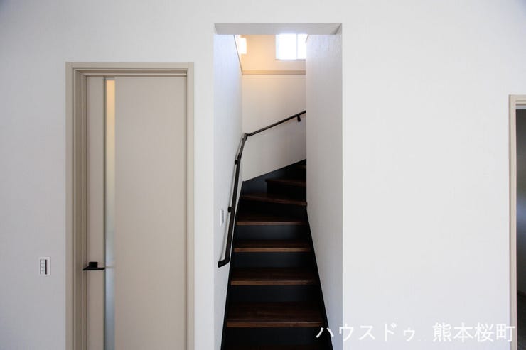 ■暮らしを繋ぐ、明るい動線■採光窓から光が差し込み、足元を優しく照らす。安全で快適な、家族の生活を支える縦の繋がりです。