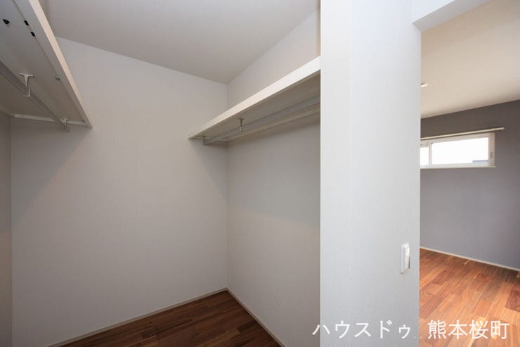 ■2階7.5帖洋室WIC■衣類から小物まで一ヶ所に集約。整理整頓がしやすく、毎日のコーディネートが楽しくなるゆとりの収納です。