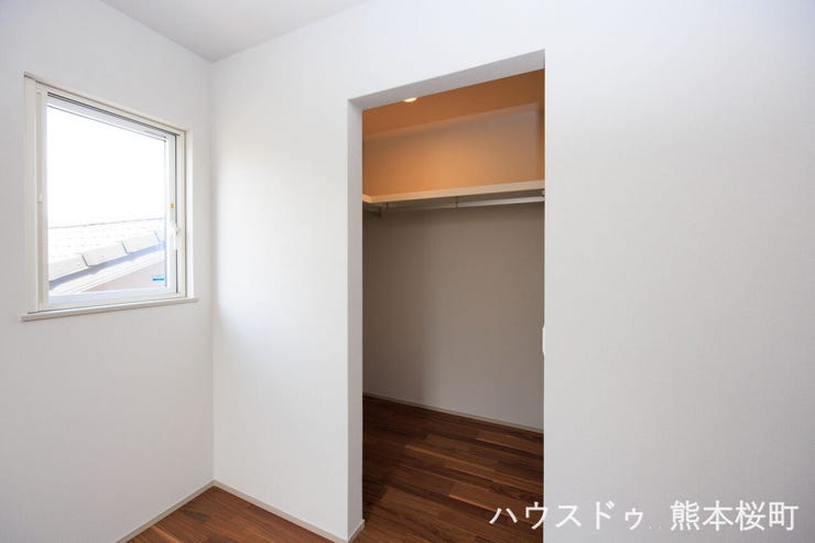 ■2階6.0帖洋室WIC①■衣類から小物まで一ヶ所に集約。整理整頓がしやすく、毎日のコーディネートが楽しくなるゆとりの収納です。