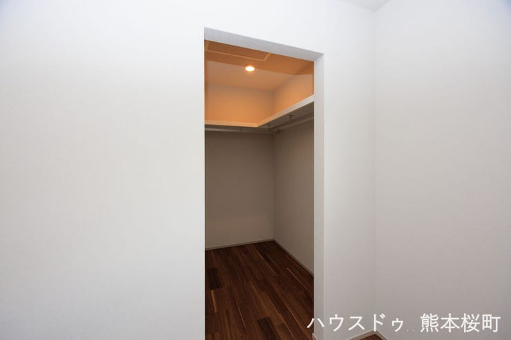 ■2階6.0帖洋室WIC②■衣類から小物まで一ヶ所に集約。整理整頓がしやすく、毎日のコーディネートが楽しくなるゆとりの収納です。