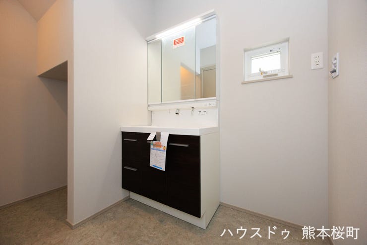 ■清々しいリフレッシュ空間■自分を磨き、気持ちを切り替える。心地よい光が差し込むプライベートスペース。