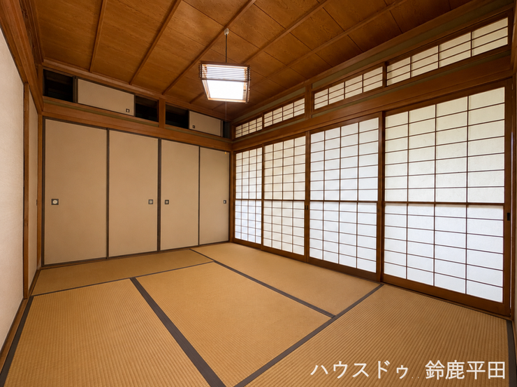 ※家具消しの加工を行っております。
【6帖和室】窓が大きく、明るい部屋です。趣味などのお部屋としても使えそうです。