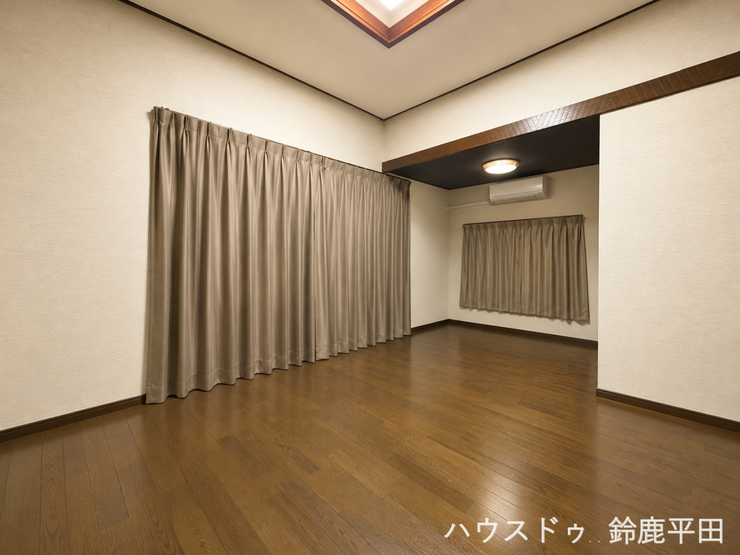 ※家具消しの加工を行っております。
【玄関西側洋室】ほかの部屋に比べて広さもあり、窓もあるので過ごしやすい部屋です。