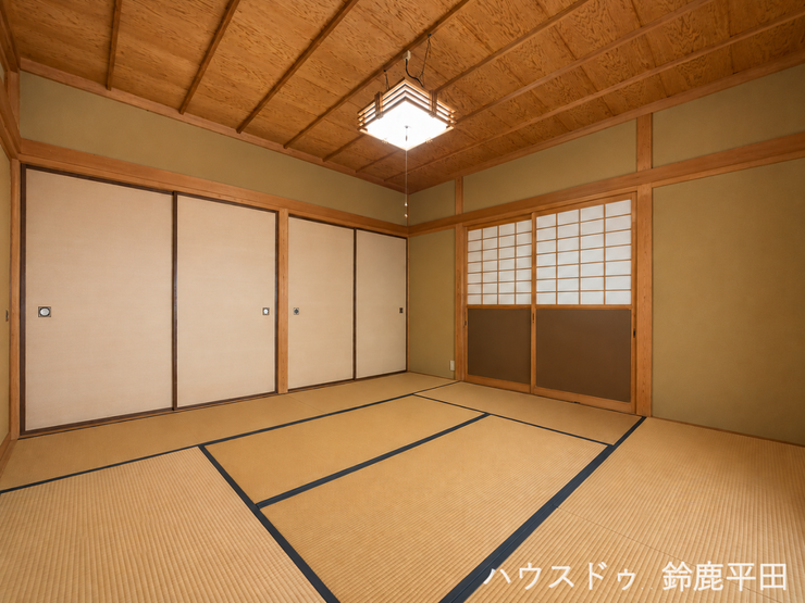 ※家具消しの加工を行っております。
【8帖和室】収納スペースもあり、和室なので落ち着いて過ごせます。