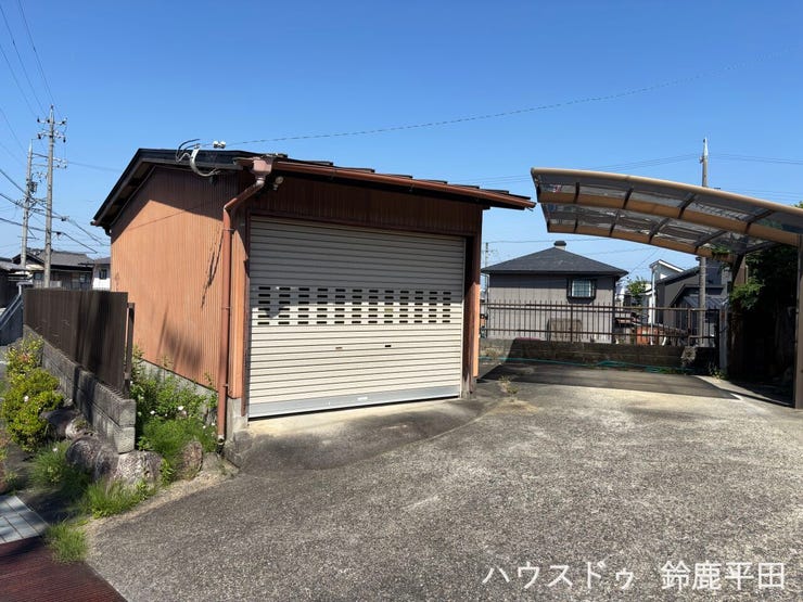 縦列に2台と車庫にも駐車できます。
