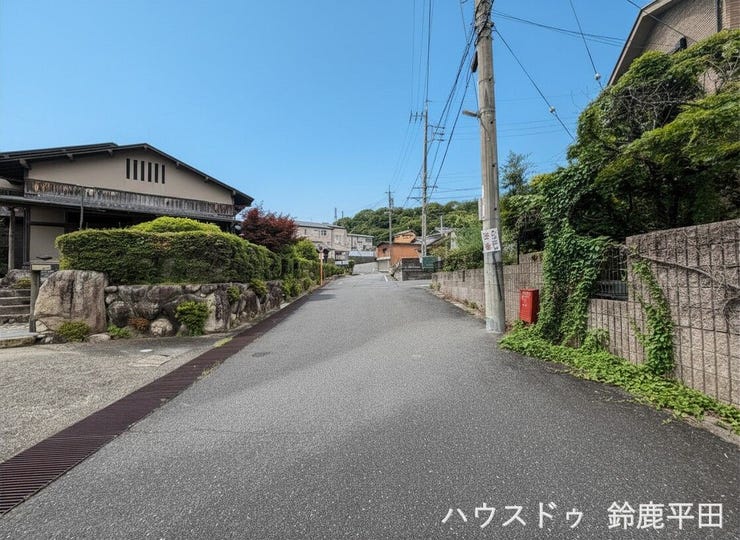 車がすれ違うには少し厳しい道幅ですが、人通りが少ないので安全に走行できます。