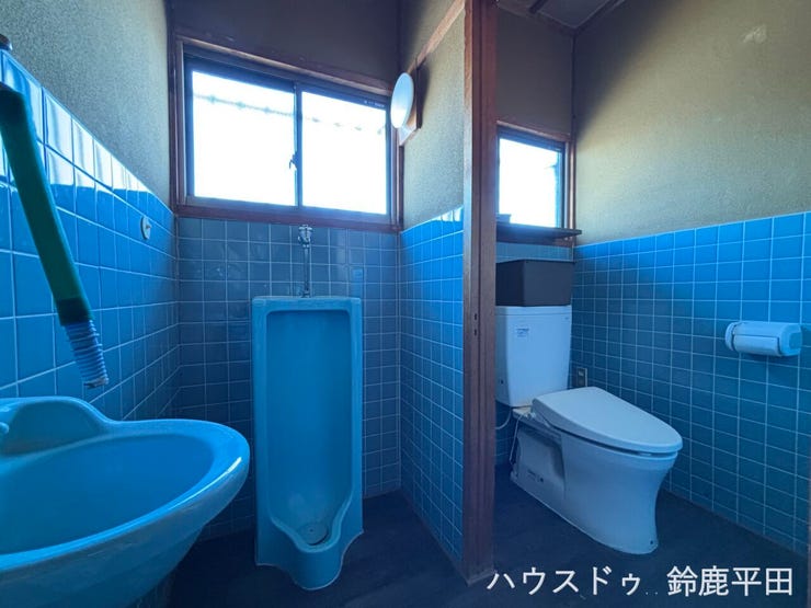 水色のタイルを基調としたトイレです。