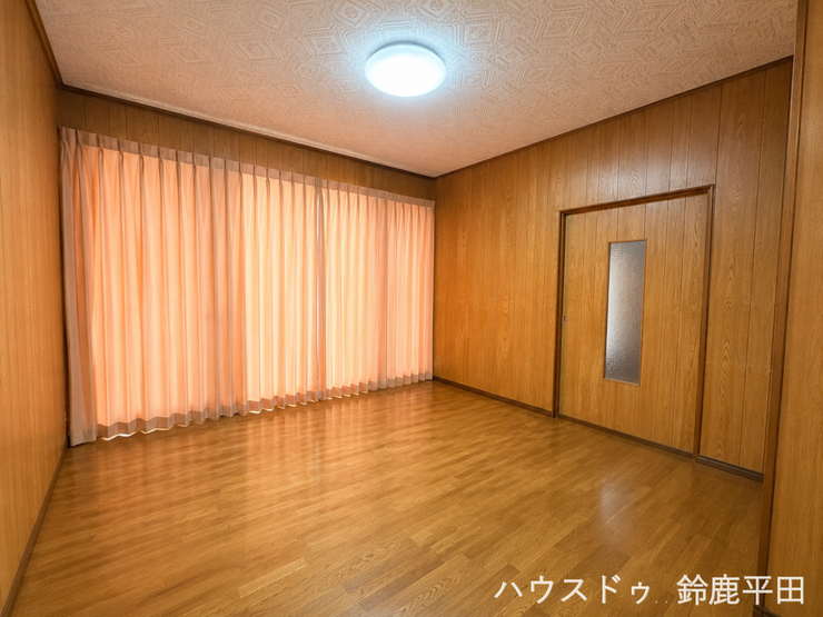※家具消しの加工を行っております。
【DK横洋室】収納付きのお部屋で窓も大きく、広さもあるので快適に過ごすことができます。