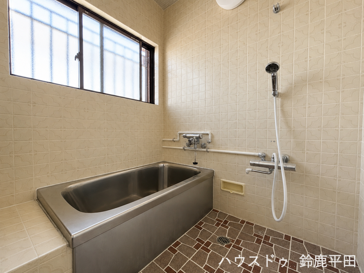 ※家具消しの加工を行っております。
上部に窓がついています。壁や床のタイルが落ち着いた色味なのでくつろぎやすいです。