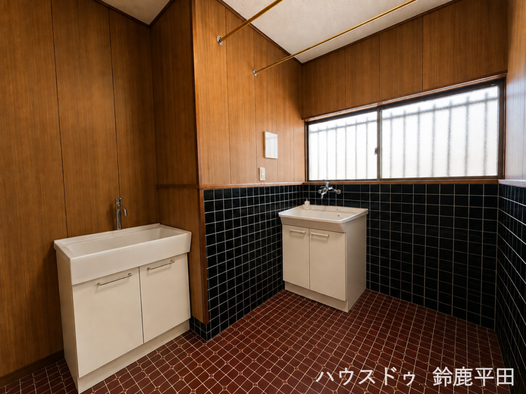 ※家具消しの加工を行っております。
洗面が2つついているので複数人で使うことができます。また、洗濯機を置くこともできます。