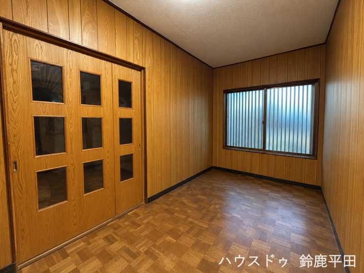 ※家具消しの加工を行っております。
【玄関東側帖洋室】玄関近くの洋室なのでお客様を迎え入れやすいです。