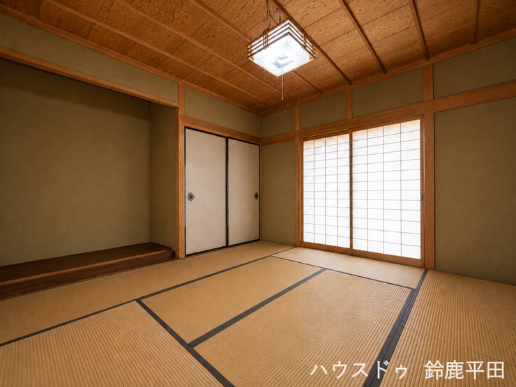 ※家具消しの加工を行っております。
【8帖和室】床の間と収納スペースがある和室です。窓もあるので日当たりもいい部屋です。