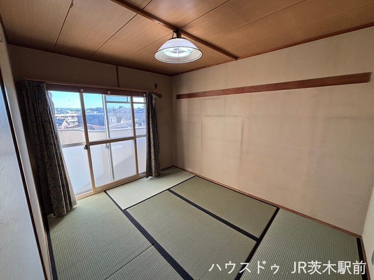バルコニーに繋がっている6帖の和室♪