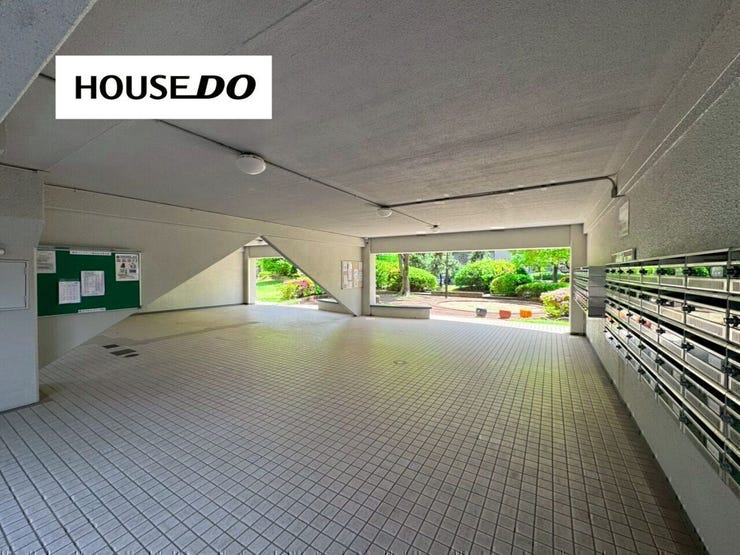 開放感のある共用部は、住まいの第一印象を心地よくしてくれる空間。敷地内に緑が感じられ、駅近の利便性を備えながらも、落ち着いて暮らしやすい雰囲気が魅力です◎