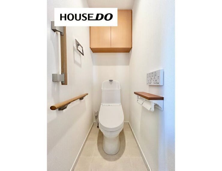 2階トイレにも収納棚ございます♪