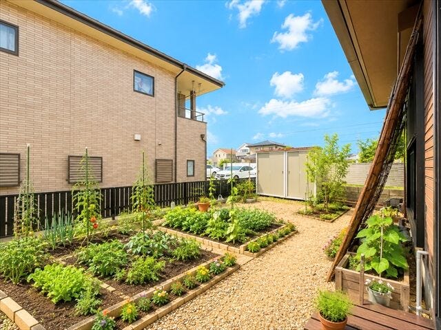 お庭で育てる、ちょっと贅沢な暮らし。
四季を感じながら家庭菜園を楽しめる、陽当たり良好のお庭スペースです。