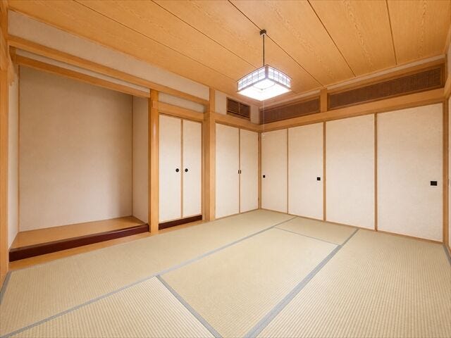 リビングとつながる畳敷きのお部屋は、
お客さまが遊びに来た時にも使えますし、
ちょっと疲れた時にお昼寝できるのもうれしいですね。